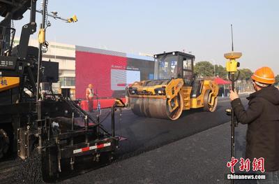 無人駕駛瀝青道路攤鋪壓實設備在滬上路施工