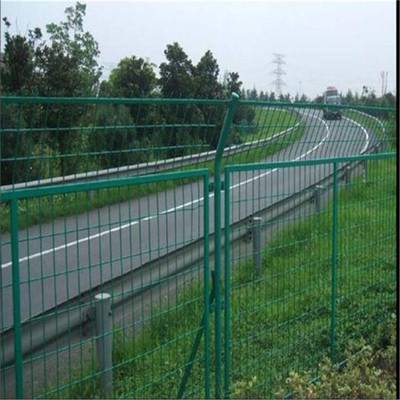 林瑞框架護(hù)欄在道路設(shè)施中的應(yīng)用及其對高速公路與養(yǎng)殖業(yè)隔離柵的重要意義
